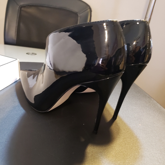 Black Pointed to patent Bootie - Picture 4 of 7